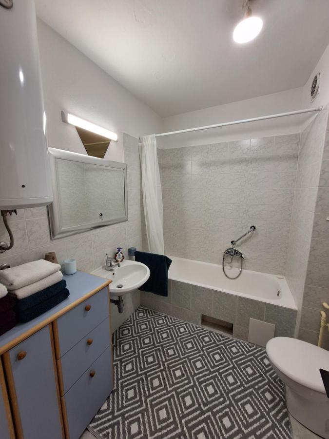 Two Bedroom Apartment Alma Zadar Bagian luar foto